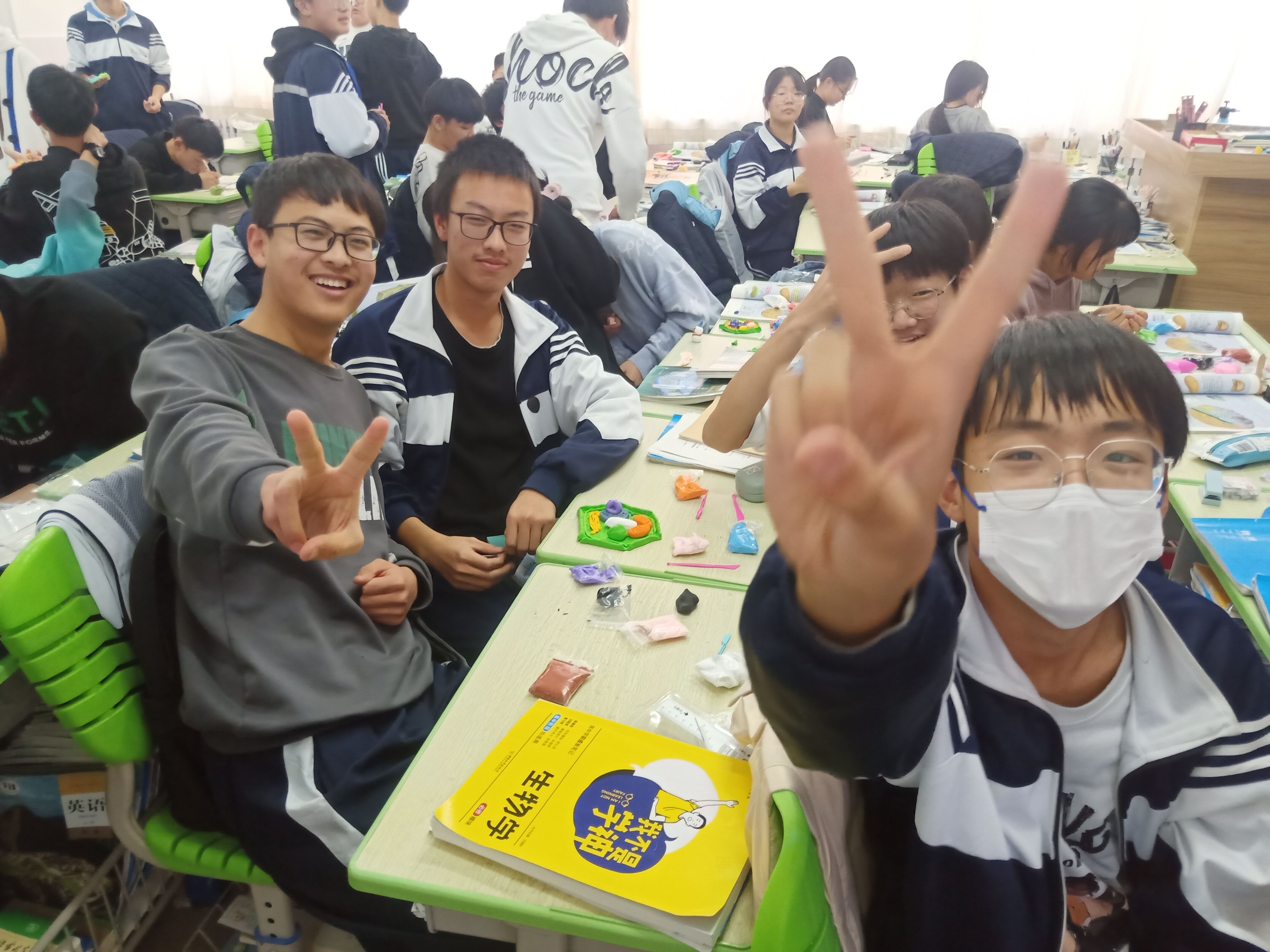 同学们制作细胞模型.jpg