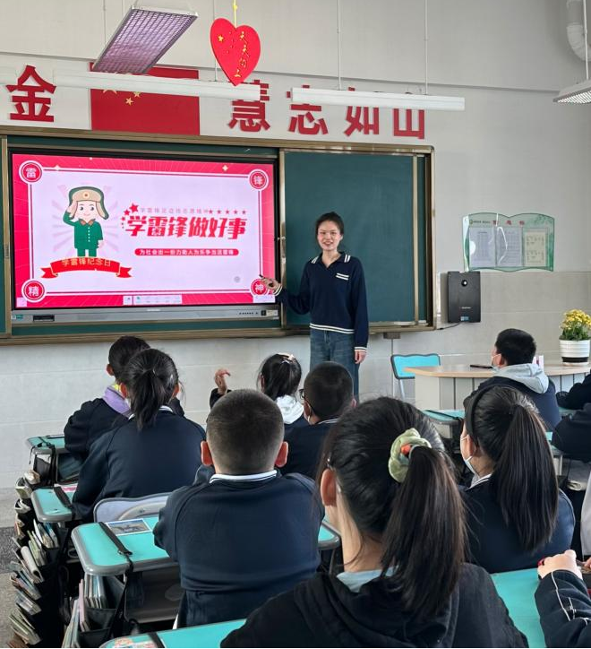 陈思晴在授课.png