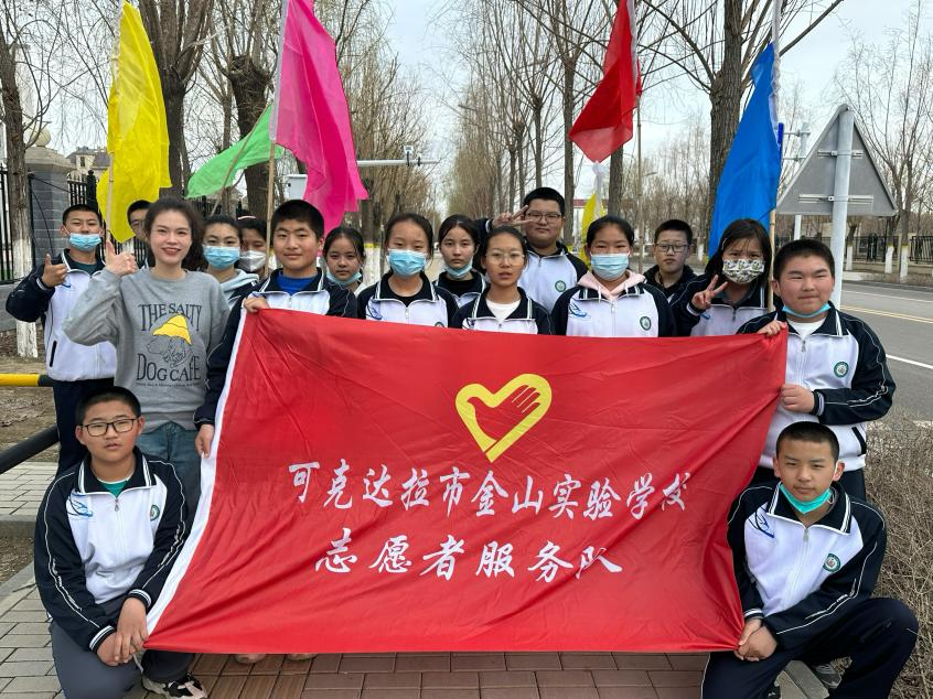 陈思晴同学们合影.png