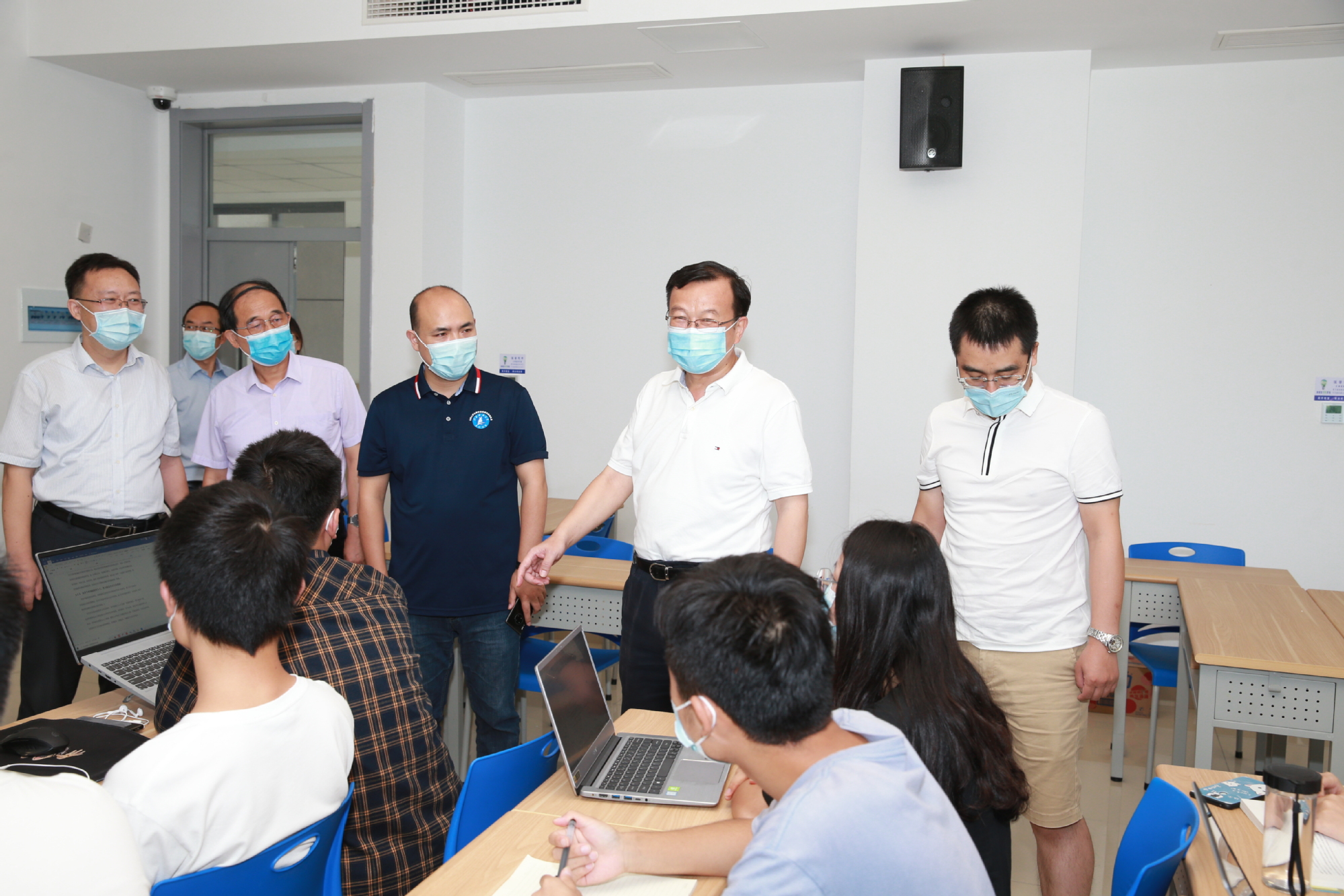 周南平校长慰问暑期备战竞赛师生