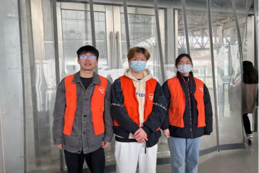 图为江苏科技大学自动化学院思源服务社高铁志愿服务二队于镇江站合照 王皓 摄.jpg