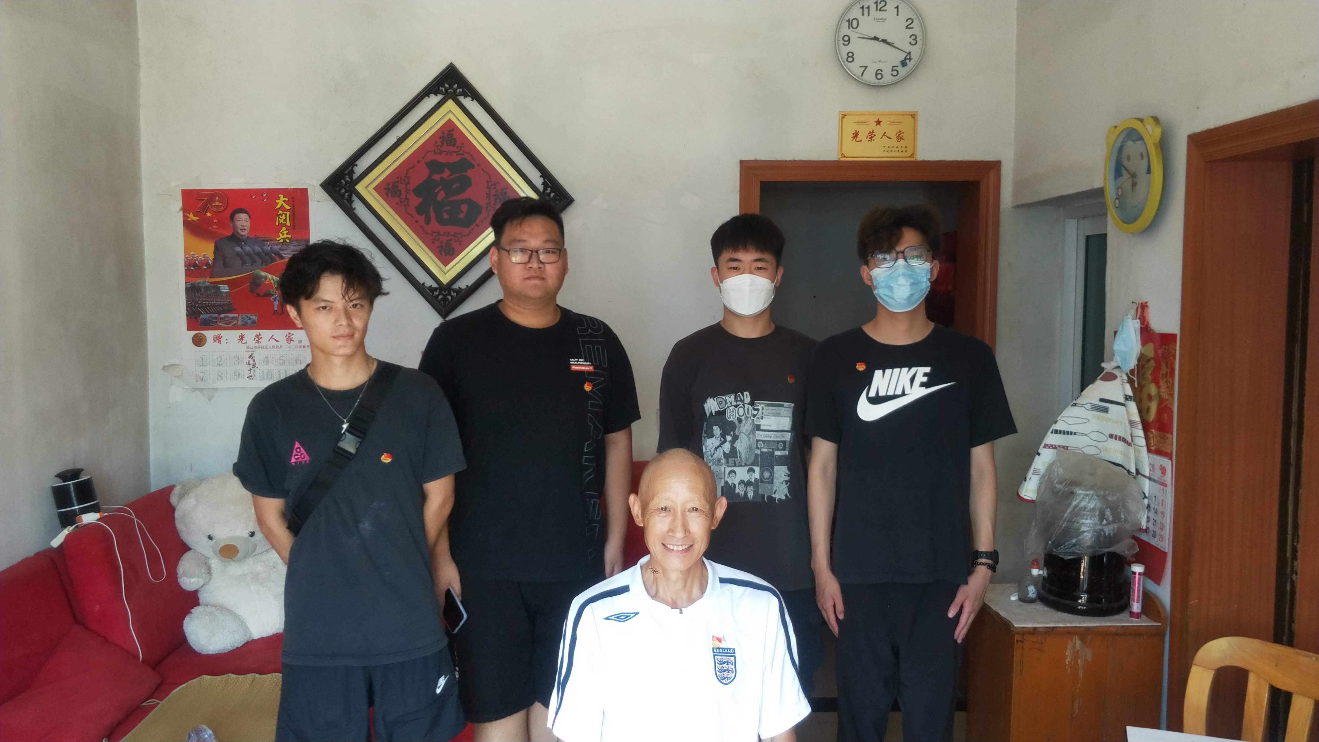 20210709不忘初心跟党走团队与优秀老党员合影留念 朱祥 摄.jpg