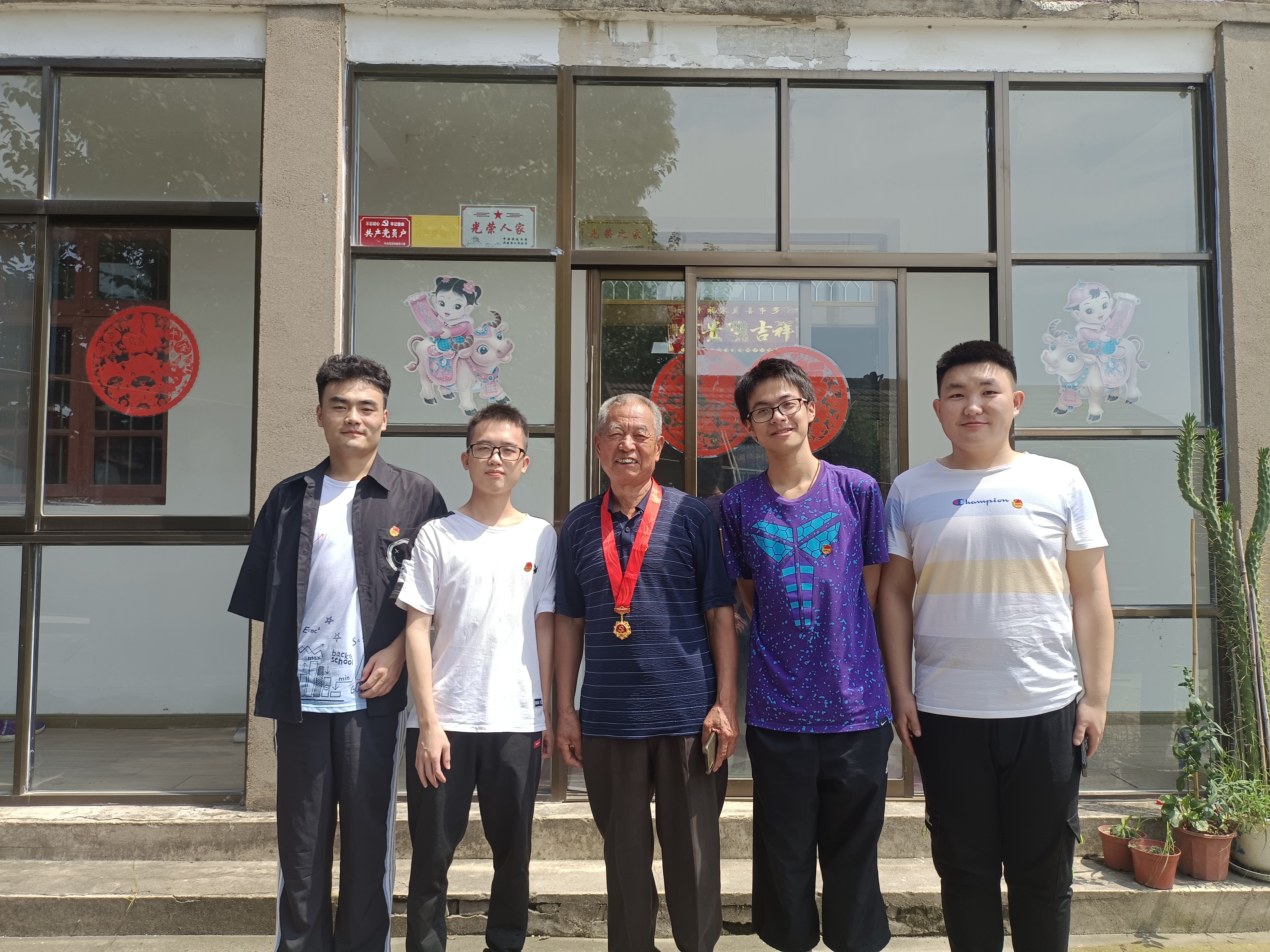 20210709不忘初心跟党走团队与优秀老党员合影留念 吴聪 摄.jpg