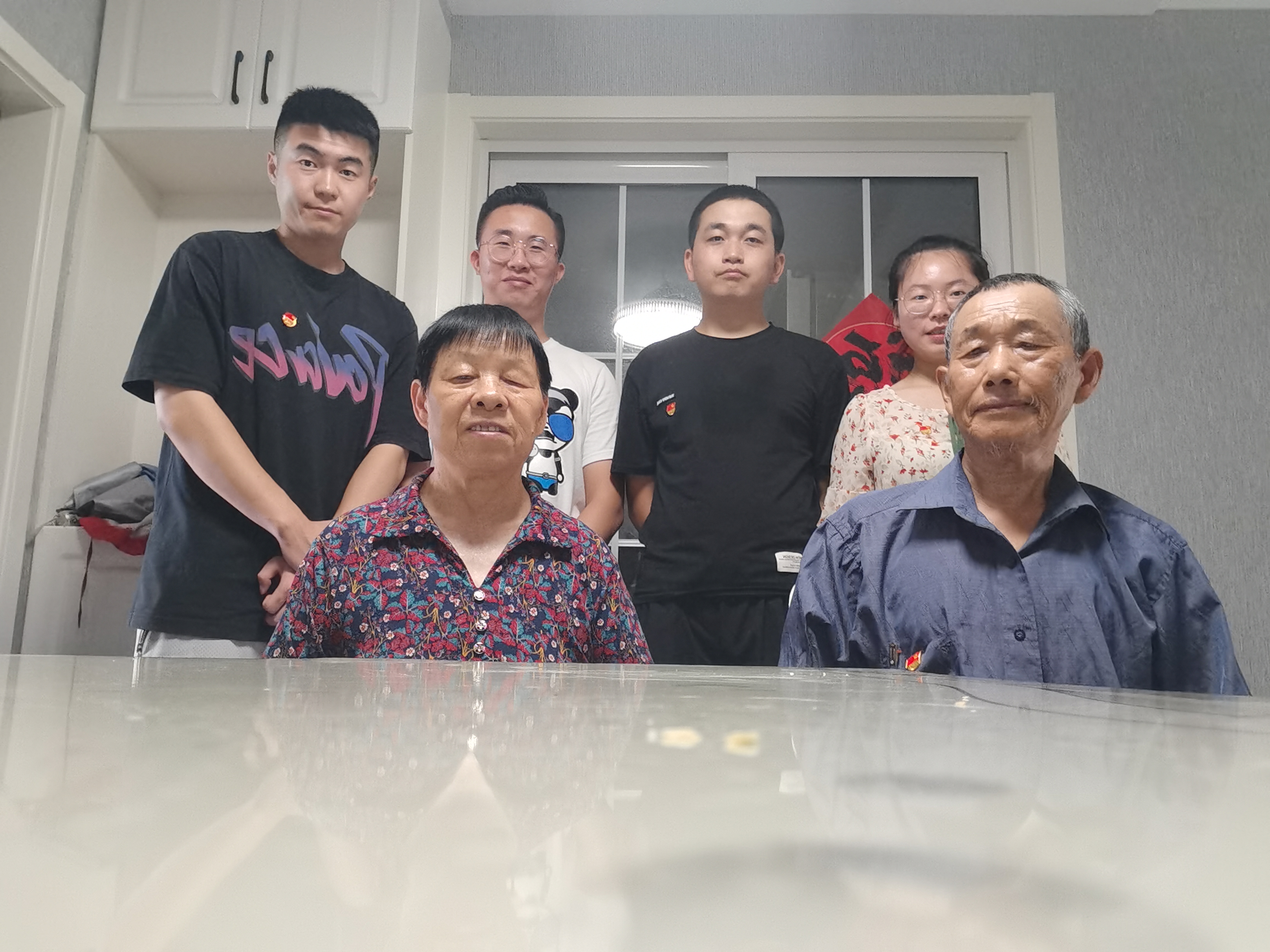 20210709不忘初心跟党走团队与优秀老党员合影留念 李超 摄.jpg