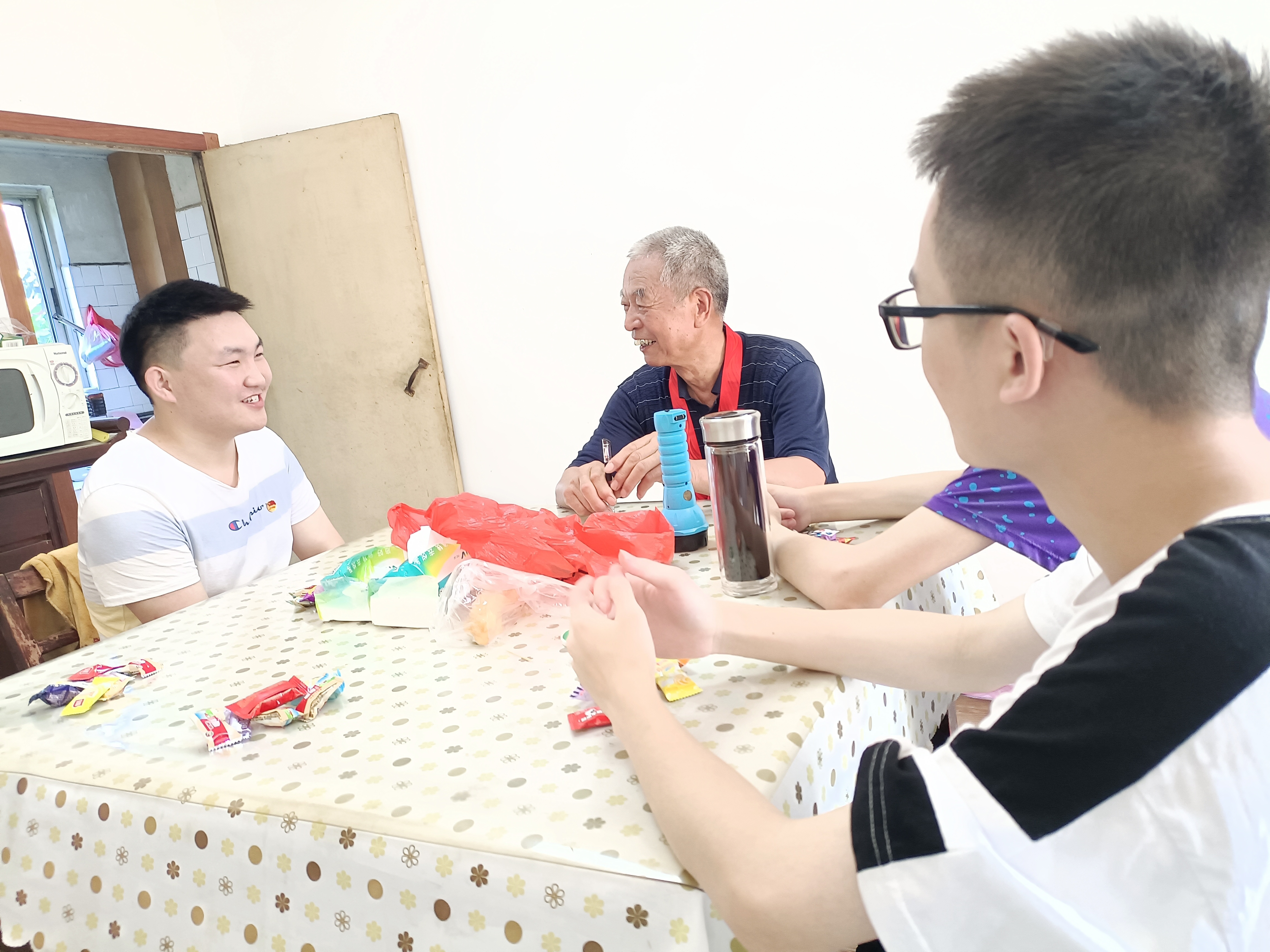 20210709不忘初心跟党走团队聆听老党员讲述历史 吴聪 摄.jpg