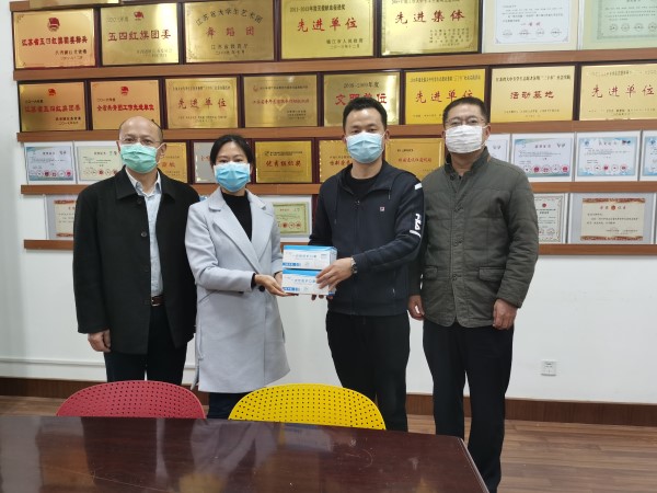 为校团委工作人员送爱心口罩.jpg