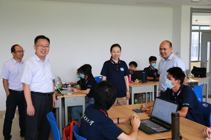 校领导深入一线慰问学科竞赛暑期参训师生