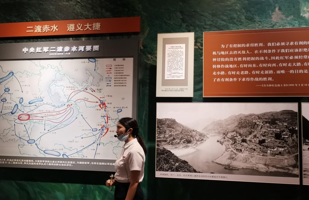 图为工作人员为同学们讲述四渡赤水的事迹 朱俊杰 供图2.jpg